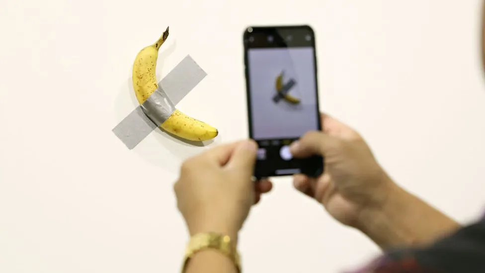 لوحة الموزة المعلقة