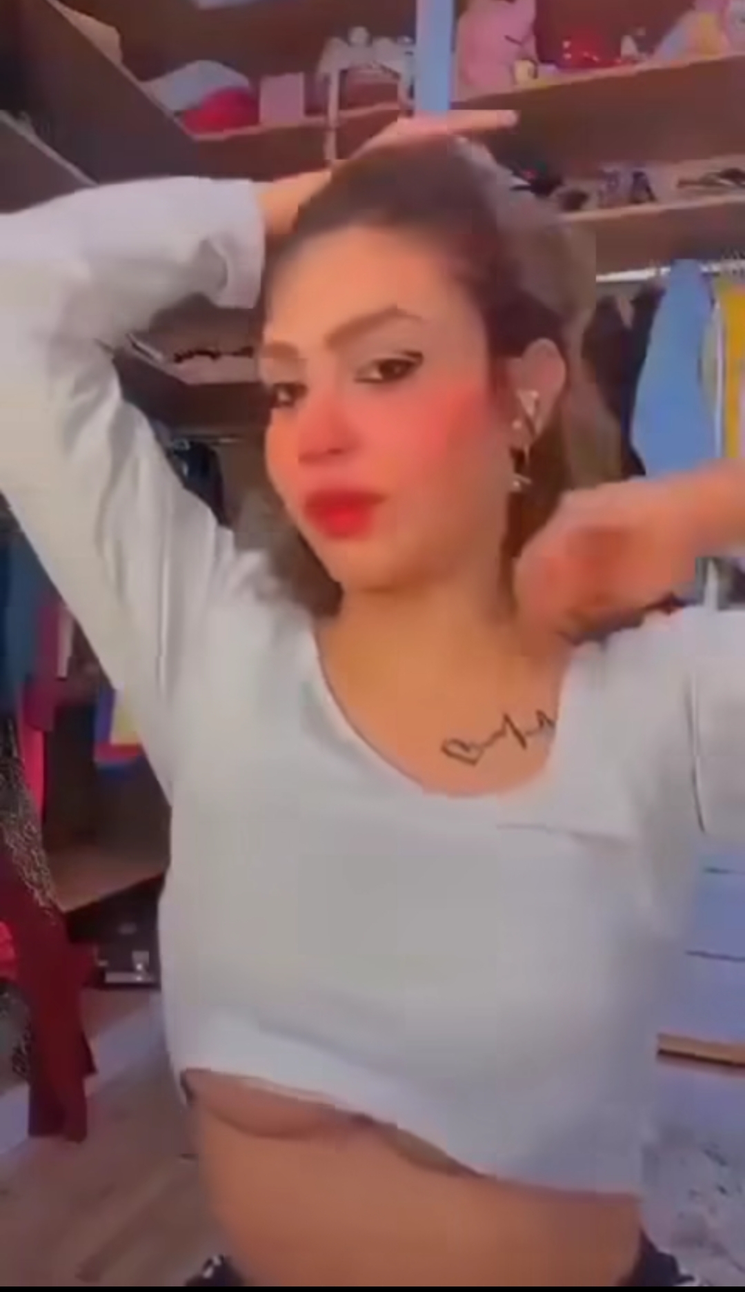 هدير عبدالرازق وهي بتدق